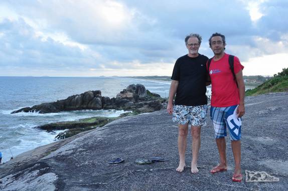 Com o sogro, no costão de pedras que separa a Prainha da Praia Grande, em São Francisco do Sul, litoral de Santa Catarina